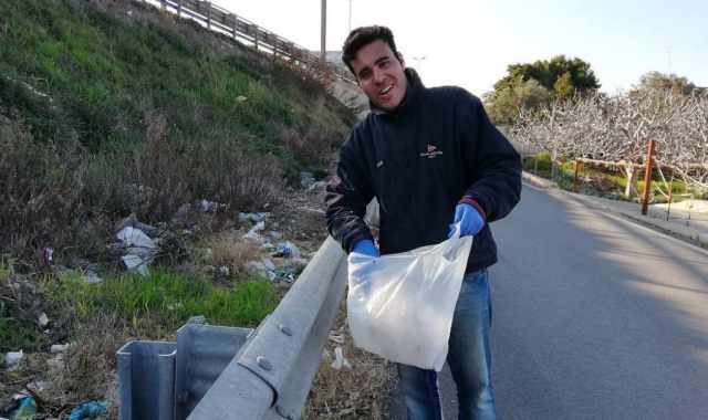 La storia di Michele, il giovane che raccoglie i rifiuti negli angoli dimenticati di Bari